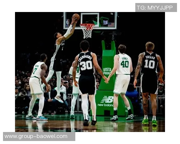 布朗尼勇敢对抗文班亚马展现强大防守能力成功造成进攻犯规